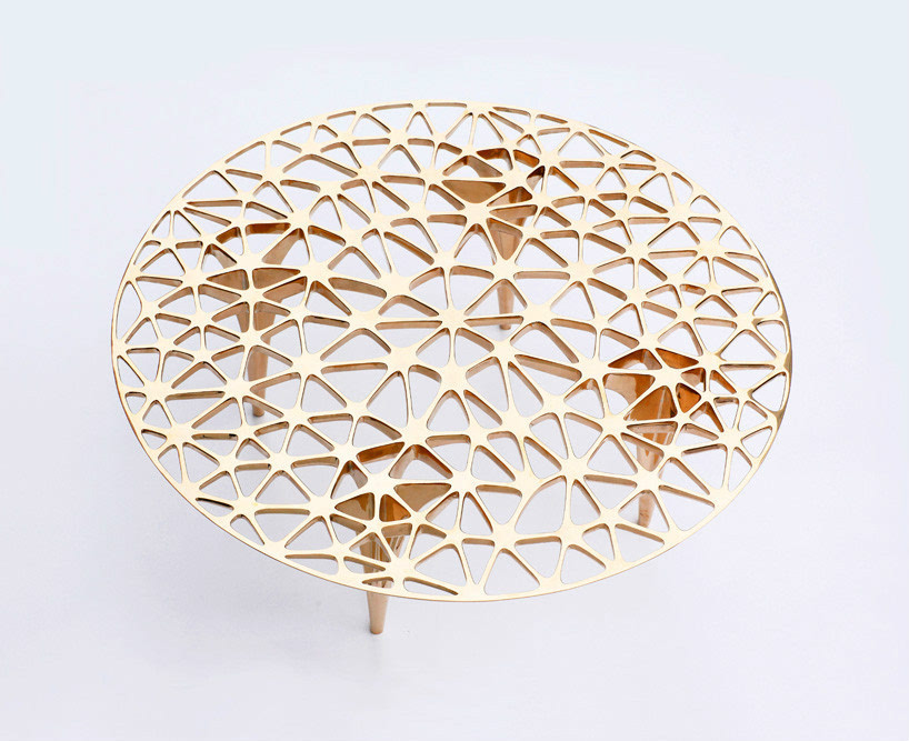 艺术家3D打印金属网状结构的雕塑家具